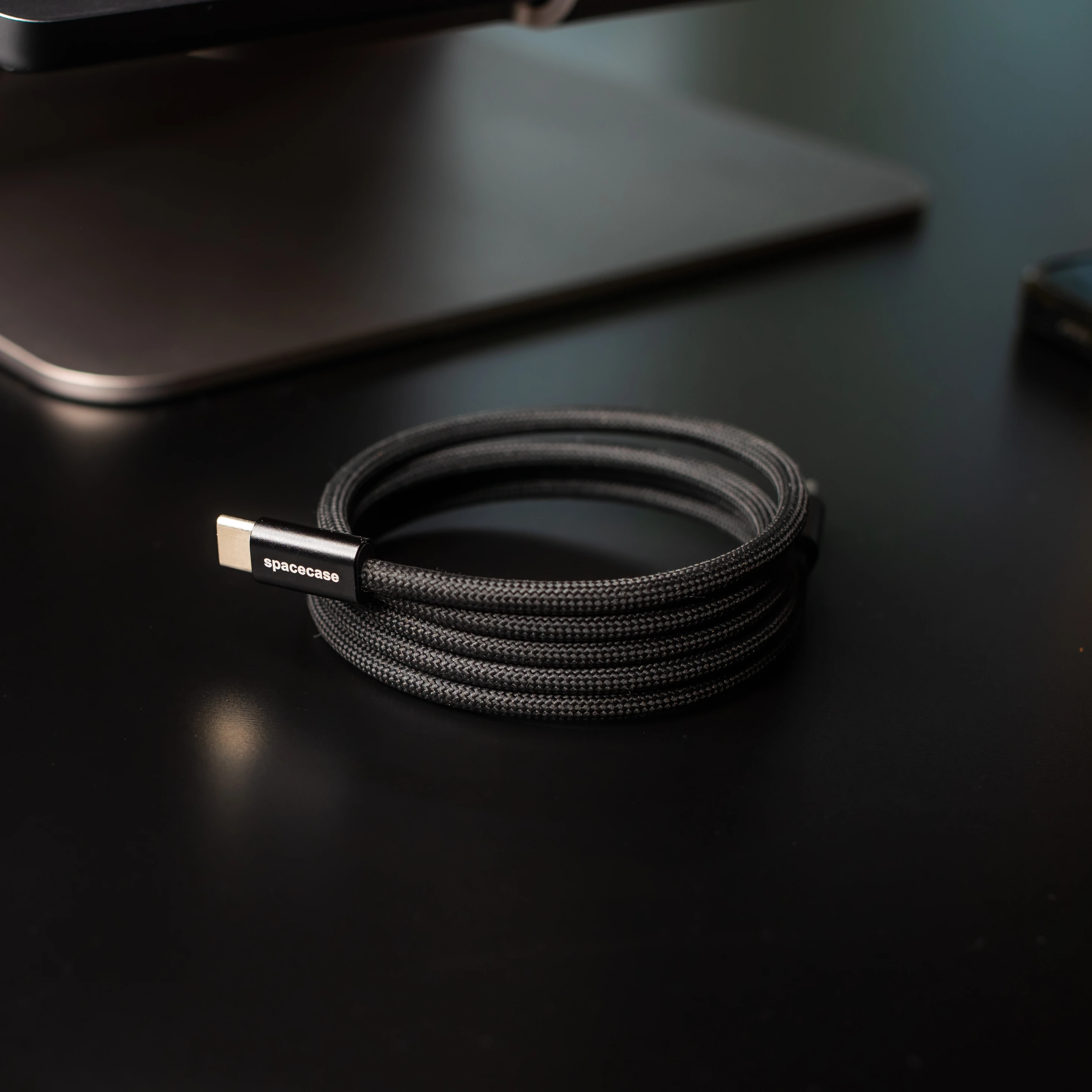 Kabel Spacecase ułożony na biurku