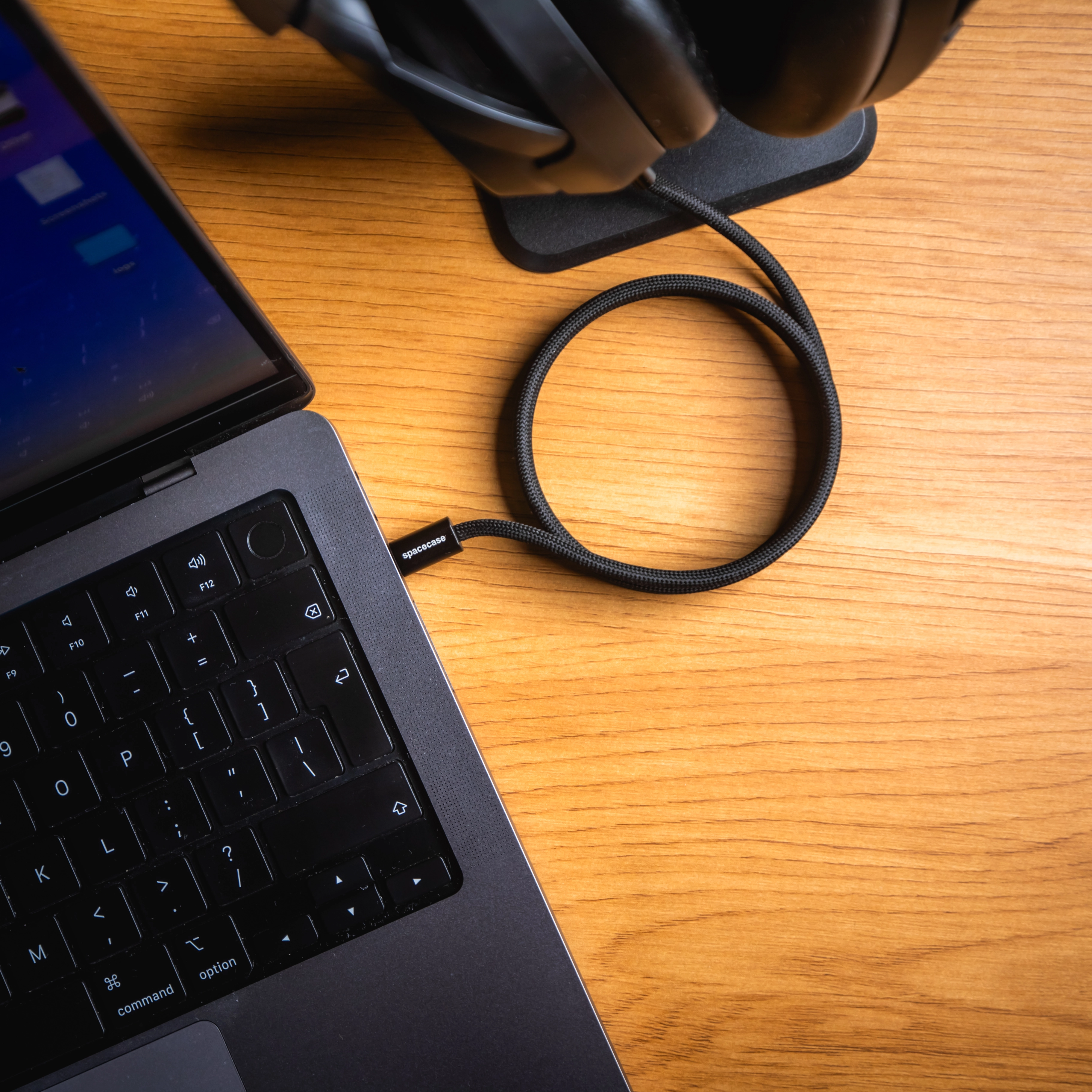 Kabel Spacecase podłączony do laptopa