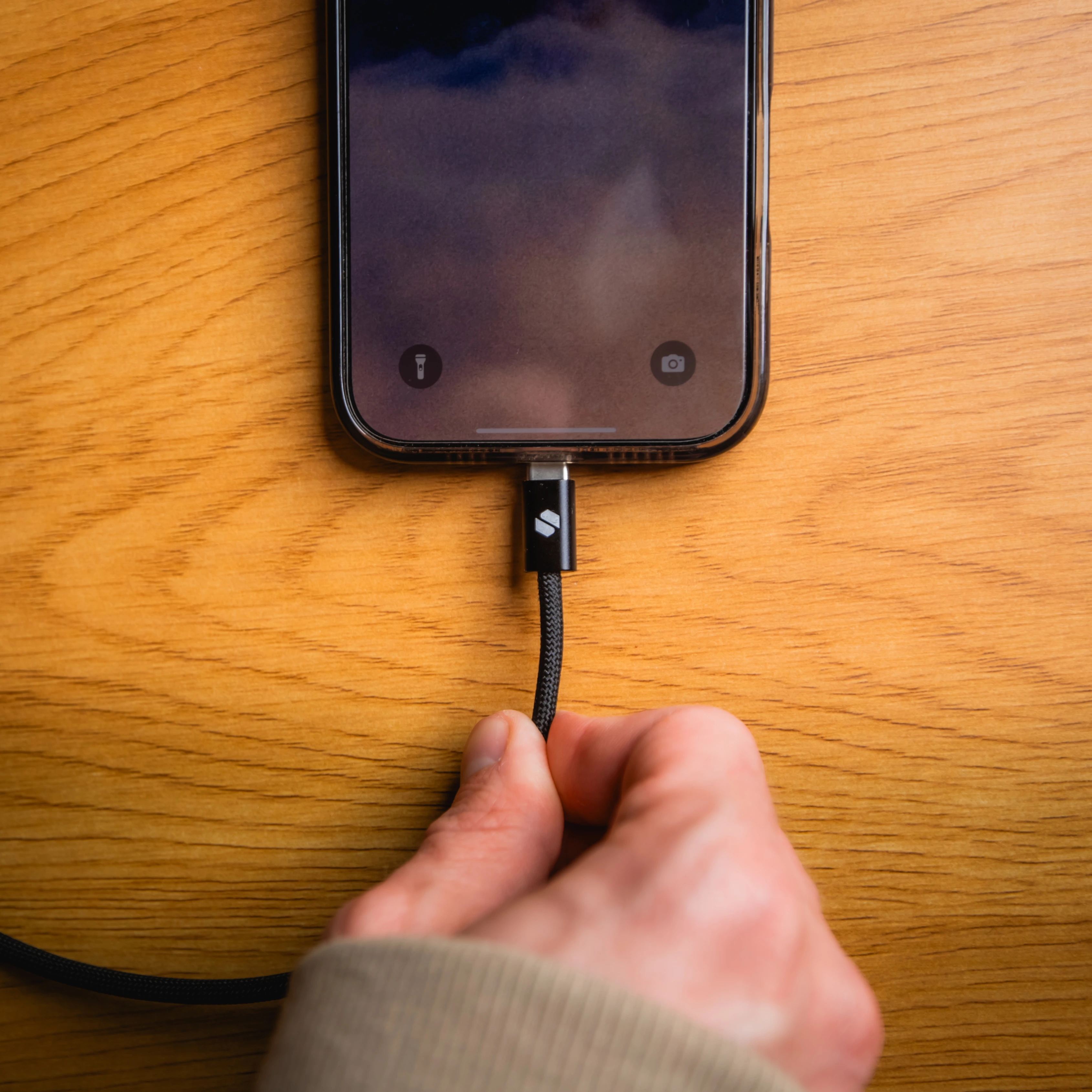 Kabel Spacecase podłączony do telefonu