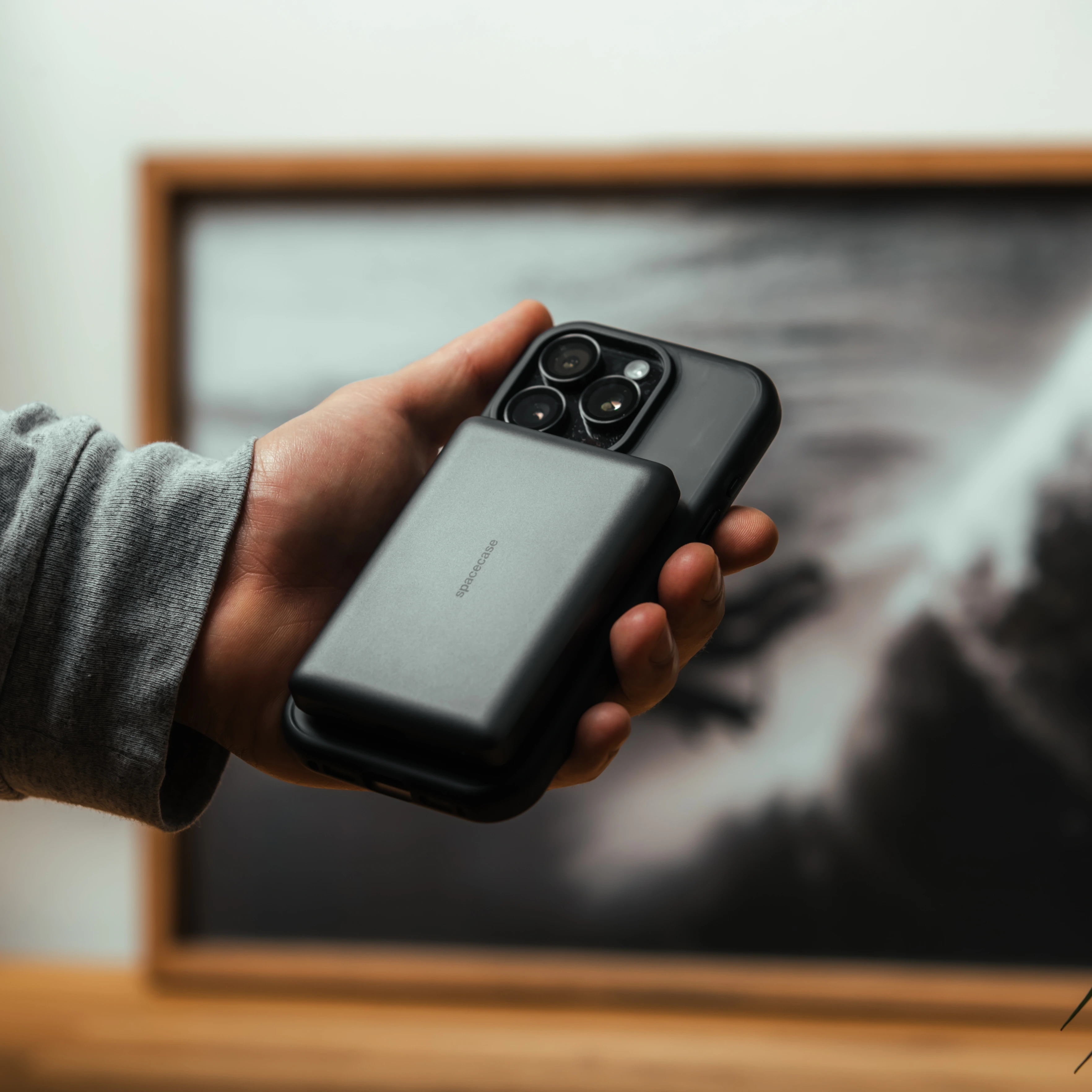 Powerbank Spacecase z telefonem iPhone
