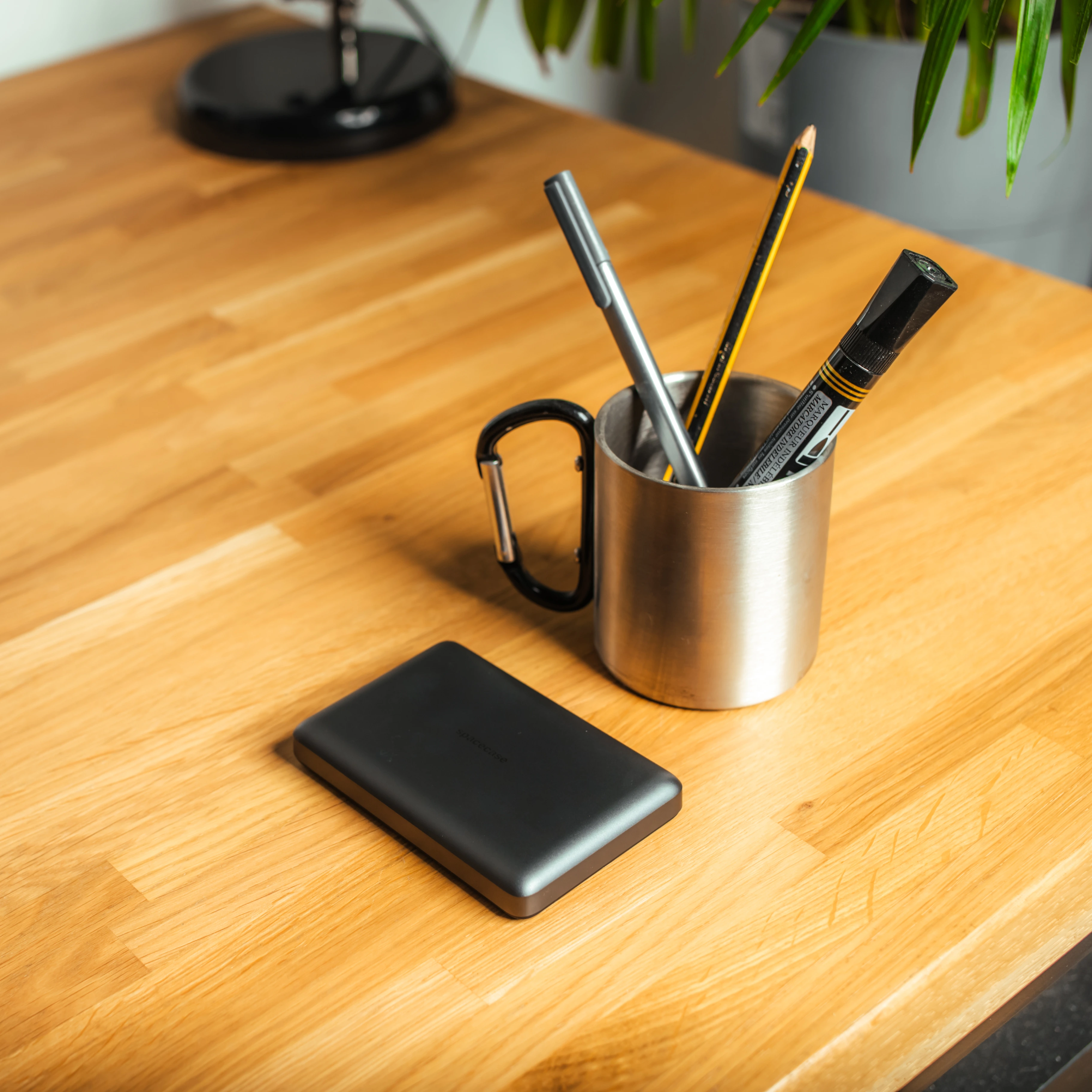 Kompaktowy powerbank indukcyjny MagSafe